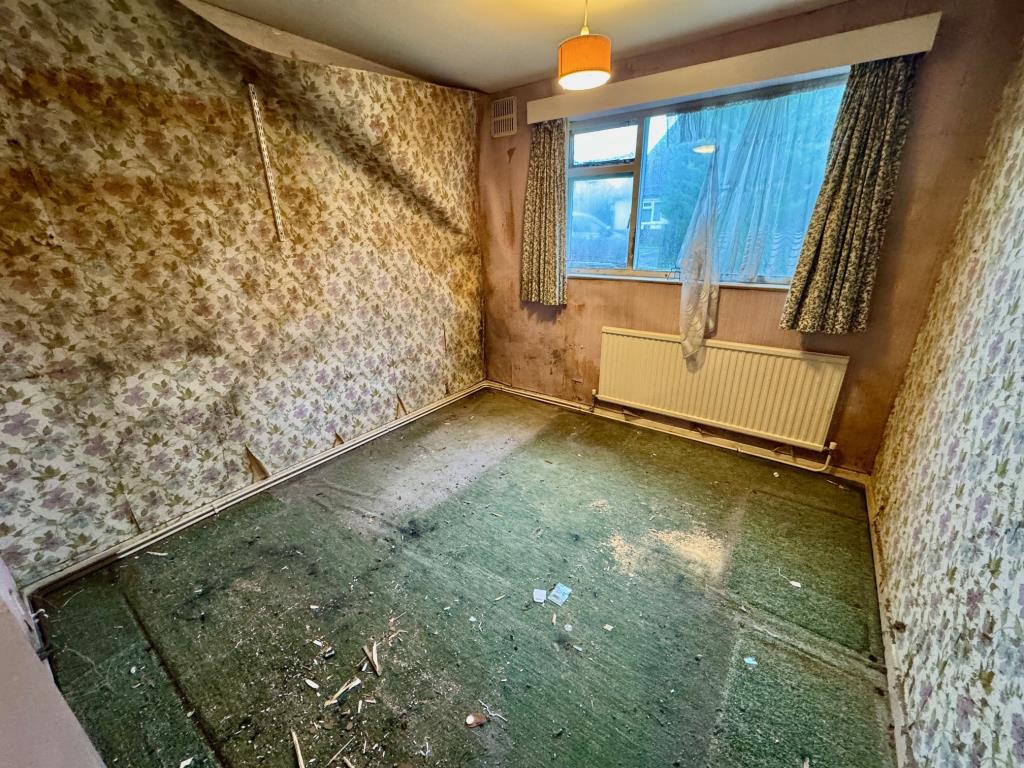 Lot: 164 - DETACHED BUNGALOW WITH GARAGE FOR TOTAL REFURBISHMENT - Bedroom 1